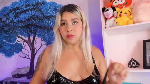 Snapshot of naomisanz_ chatting on 04/25/26, 05:54 Laura online show from 04/25/26, 05:54