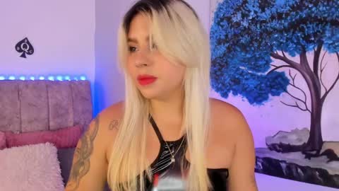 Snapshot of naomisanz_ chatting on 04/30/26, 05:47 Laura online show from 04/30/26, 05:47