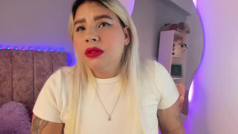 Snapshot of naomisanz_ chatting on 05/19/26, 05:36 Laura online show from 05/19/26, 05:36