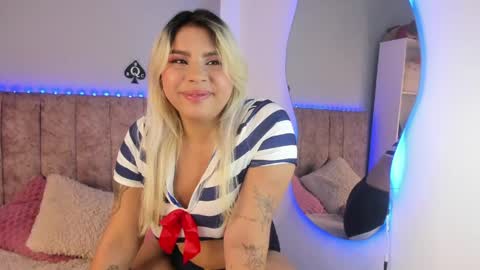 Snapshot of naomisanz_ chatting on 05/21/26, 06:20 Laura online show from 05/21/26, 06:20