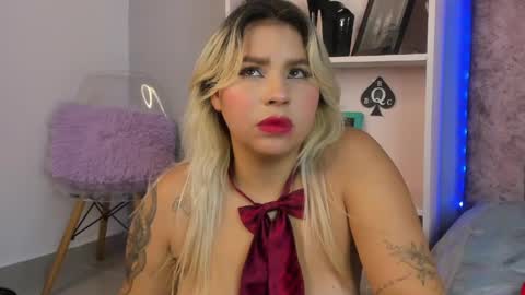 Snapshot of naomisanz_ chatting on 06/01/26, 06:59 Laura online show from 06/01/26, 06:59
