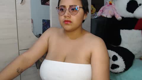 naomylux1 online show from 12/19/25, 03:02