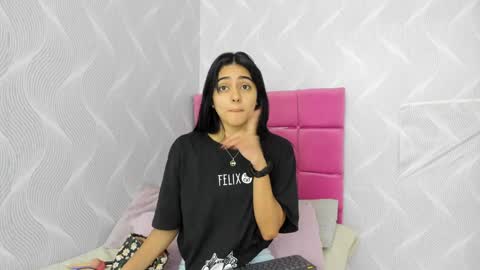 Snapshot of natalia_aguirre chatting on 01/05/25, 12:53 Naty online show from 01/05/25, 12:53