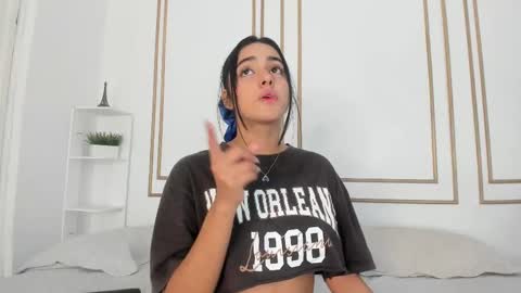 Snapshot of natalia_aguirre chatting on 02/23/25, 03:40 Naty online show from 02/23/25, 03:40