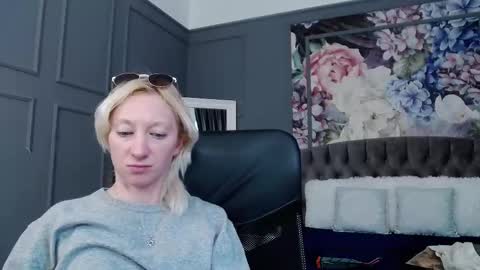 Snapshot of natalie_bitton chatting on 02/11/25, 02:13 Natalie online show from 02/11/25, 02:13