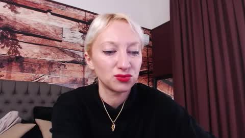 Snapshot of natalie_bitton chatting on 11/18/25, 11:36 Natalie online show from 11/18/25, 11:36