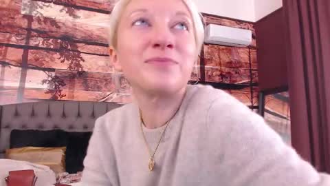 Snapshot of natalie_bitton chatting on 11/24/25, 11:54 Natalie online show from 11/24/25, 11:54