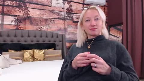 Snapshot of natalie_bitton chatting on 12/02/25, 09:58 Natalie online show from 12/02/25, 09:58