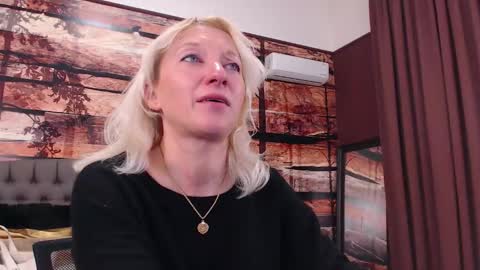 Snapshot of natalie_bitton chatting on 12/15/25, 11:47 Natalie online show from 12/15/25, 11:47
