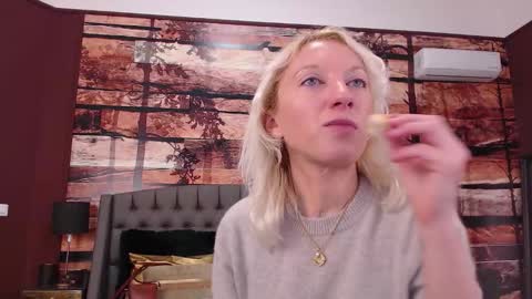 Snapshot of natalie_bitton chatting on 12/16/25, 08:52 Natalie online show from 12/16/25, 08:52