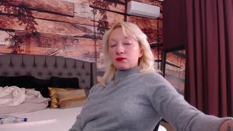Snapshot of natalie_bitton chatting on 12/17/25, 08:09 Natalie online show from 12/17/25, 08:09
