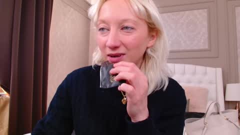 Snapshot of natalie_bitton chatting on 12/19/25, 08:43 Natalie online show from 12/19/25, 08:43