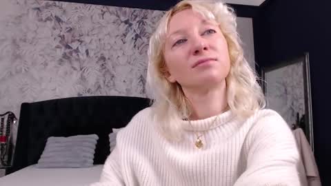 Snapshot of natalie_bitton chatting on 12/21/25, 06:09 Natalie online show from 12/21/25, 06:09