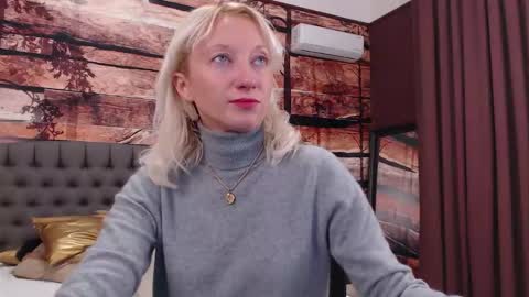 Snapshot of natalie_bitton chatting on 12/22/25, 10:45 Natalie online show from 12/22/25, 10:45