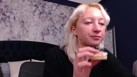 Snapshot of natalie_bitton chatting on 12/23/25, 08:23 Natalie online show from 12/23/25, 08:23