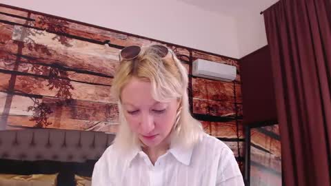 Snapshot of natalie_bitton chatting on 03/17/26, 05:55 Natalie online show from 03/17/26, 05:55