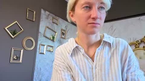 Snapshot of natalie_bitton chatting on 06/17/26, 05:43 Natalie online show from 06/17/26, 05:43
