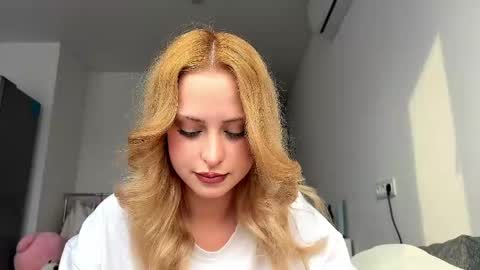 Mia online show from 05/14/26, 02:13
