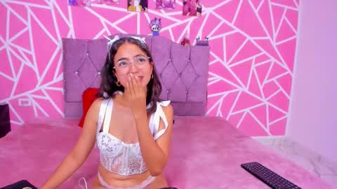 Snapshot of naty_star18 chatting on 12/16/25, 12:37 Natalia online show from 12/16/25, 12:37