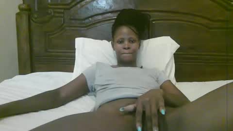 Snapshot of naughty_babe000 chatting on 12/20/25, 07:37 alisha online show from 12/20/25, 07:37