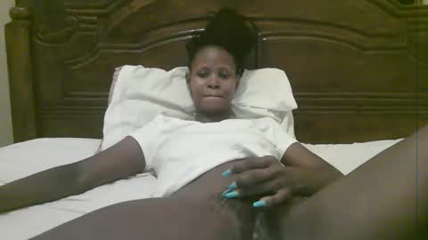 Snapshot of naughty_babe000 chatting on 12/20/25, 07:43 alisha online show from 12/20/25, 07:43