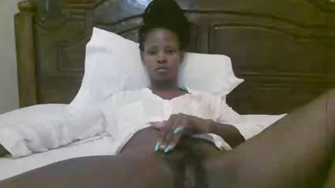 Snapshot of naughty_babe000 chatting on 12/21/25, 08:43 alisha online show from 12/21/25, 08:43