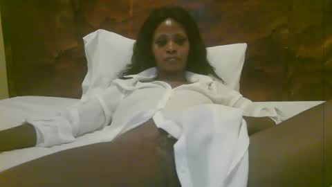Snapshot of naughty_babe000 chatting on 04/25/26, 01:52 alisha online show from 04/25/26, 01:52