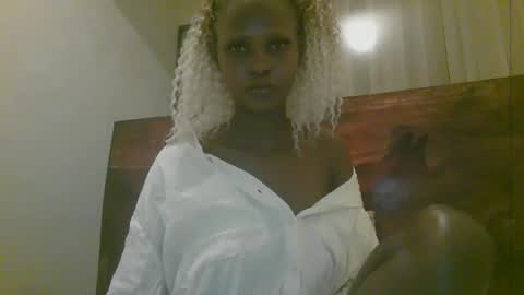 Snapshot of naughty_babe000 chatting on 05/19/26, 06:20 alisha online show from 05/19/26, 06:20