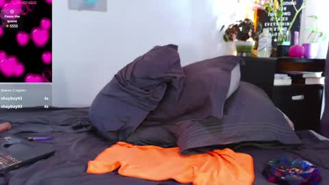 Snapshot of naughty_em_17 chatting on 01/04/25, 05:47 Em  please help me reach 100 thumbs up 3 online show from 01/04/25, 05:47