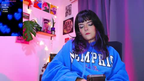 Snapshot of naughty_em_17 chatting on 01/17/25, 05:00 Em  please help me reach 100 thumbs up 3 online show from 01/17/25, 05:00