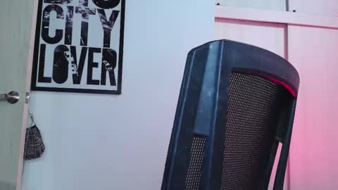 Snapshot of naughty_em_17 chatting on 10/08/25, 04:10 Em  please help me reach 100 thumbs up 3 online show from 10/08/25, 04:10