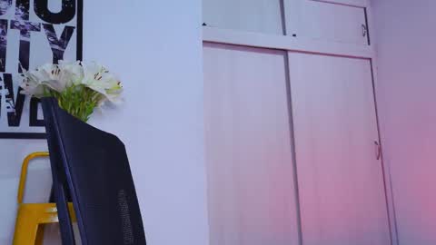 Snapshot of naughty_em_17 chatting on 11/14/25, 02:32 Em please help me reach 100 thumbs up 3 online show from 11/14/25, 02:32