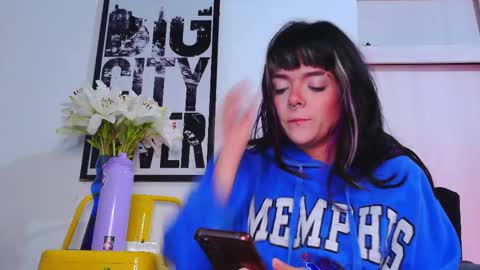 Snapshot of naughty_em_17 chatting on 11/16/25, 06:41 Em please help me reach 100 thumbs up 3 online show from 11/16/25, 06:41