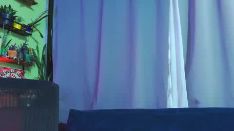 Snapshot of naughty_em_17 chatting on 11/22/25, 04:55 Em please help me reach 100 thumbs up 3 online show from 11/22/25, 04:55