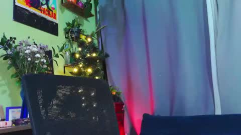 Snapshot of naughty_em_17 chatting on 01/14/26, 01:55 Em please help me reach 100 thumbs up 3 online show from 01/14/26, 01:55