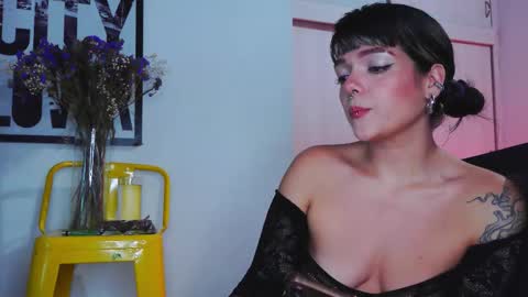 Snapshot of naughty_em_17 chatting on 01/17/26, 03:11 Em please help me reach 100 thumbs up 3 online show from 01/17/26, 03:11