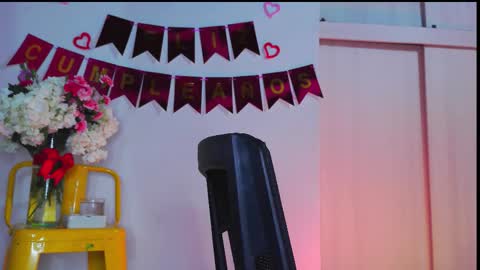 Snapshot of naughty_em_17 chatting on 02/20/26, 04:42 Em please help me reach 100 thumbs up 3 online show from 02/20/26, 04:42