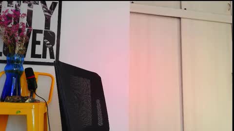 Snapshot of naughty_em_17 chatting on 03/09/26, 10:25 Em please help me reach 100 thumbs up 3 online show from 03/09/26, 10:25