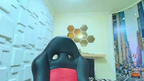 Kitten online show from 04/17/26, 11:57