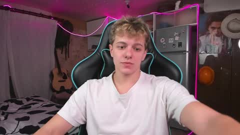 Snapshot of naughty_nik43 chatting on 12/08/24, 01:36 Nik online show from 12/08/24, 01:36