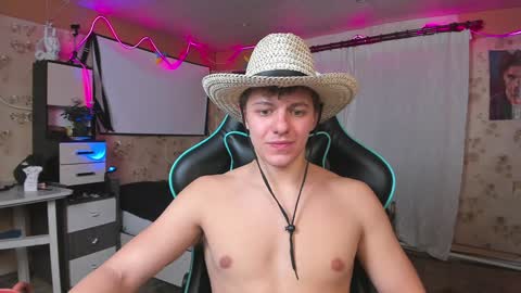 Snapshot of naughty_nik43 chatting on 12/21/24, 06:55 Nik online show from 12/21/24, 06:55