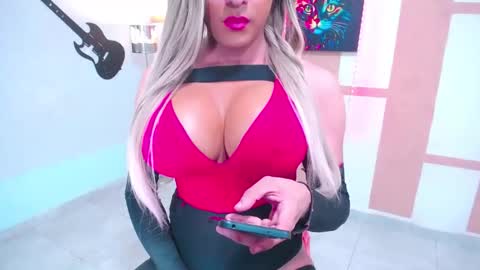 Snapshot of naughtyboyhot1 chatting on 02/18/26, 06:15 Miabarbarita online show from 02/18/26, 06:15