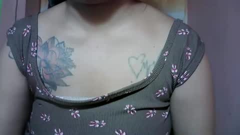 naughtymom_33 online show from 11/25/25, 05:51