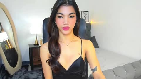 Snapshot of naughtyvixennova chatting on 10/19/25, 06:36 Cassie online show from 10/19/25, 06:36