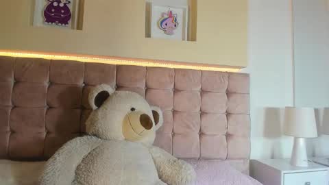 NAYA VELVET online show from 11/21/25, 09:35