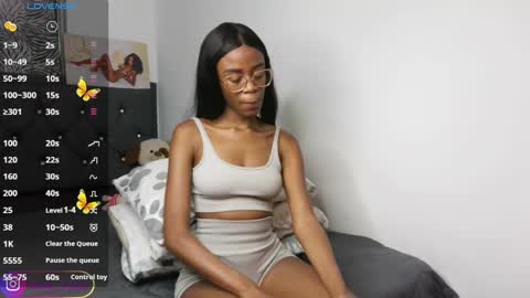 Snapshot of nayah_dussa1 chatting on 01/29/25, 12:54 Vane broadcast 6 pm to 1 am Colombia time online show from 01/29/25, 12:54