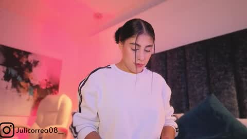 Snapshot of naylapot_ chatting on 02/16/26, 11:39 Juli online show from 02/16/26, 11:39