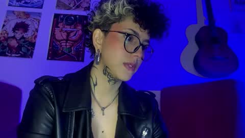 Snapshot of nazzz10 chatting on 12/17/25, 04:02 nazzz10 online show from 12/17/25, 04:02