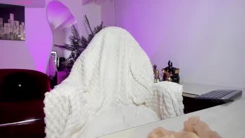 Snapshot of nebetcolin chatting on 09/22/25, 07:16 Hellen online show from 09/22/25, 07:16