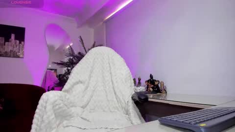 Snapshot of nebetcolin chatting on 10/30/25, 07:14 Hellen online show from 10/30/25, 07:14